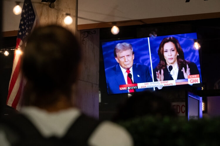 gledatelji prate televizijsku debatu Donalada Trumpa i Kamale Harris