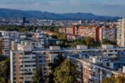 panorama Zagreba sa stambenim zgradama u prvom planu