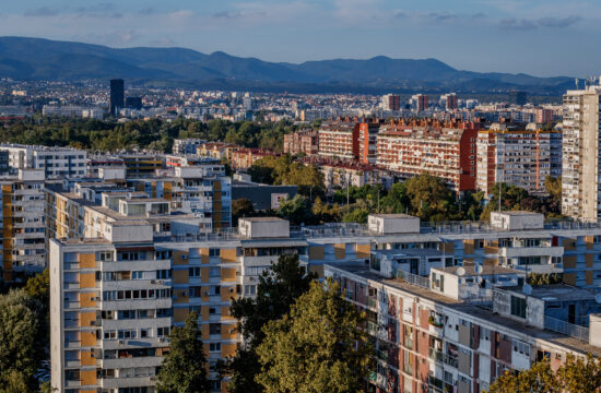 panorama Zagreba sa stambenim zgradama u prvom planu