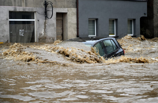 Poplavljeni automobil u Poljskoj