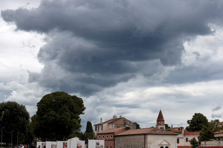 Oblačno vrijeme iznad Zadra