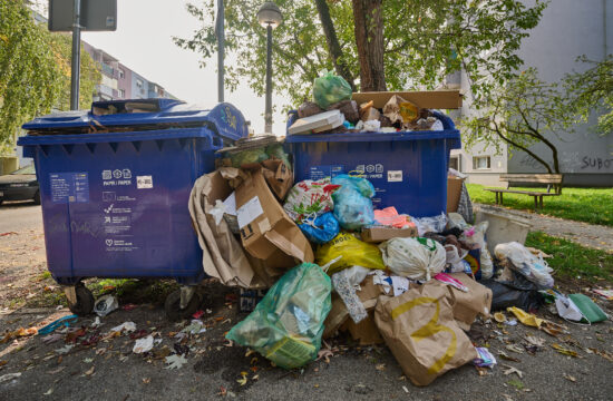 Puni kontejner sa smećem u Zagrebu