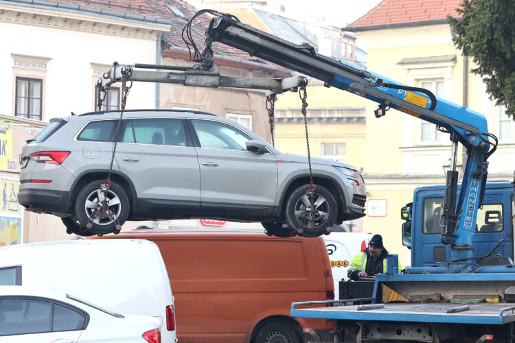 pauk vozilo Zagrebparkinga podiže nepropsino parkirani automobil