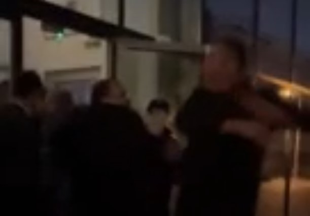 VIDEO / Drama u Novom Sadu, napadnuti studenti: Udarali su nas muškarci u crnom, bacili su šok-bombu!