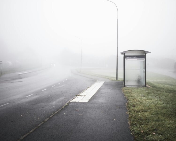 autobusna stanica u magli