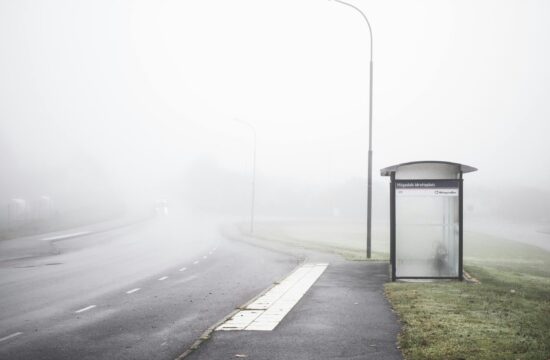 autobusna stanica u magli