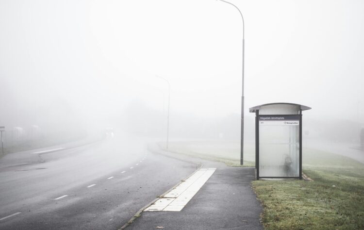 autobusna stanica u magli