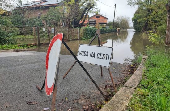 FOTO, VIDEO / Kupa prešla 800 cm, interventne snage u Karlovcu