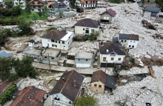 Situacija u Donjoj Jablanici i dalje je teška. Veliki broj kuća oštećen je tijekom poplava i klizišta. Voda se jutros počela povlačiti pa su kuće "isplivale" na površinu. Teška mehanizacija je na terenu i radi na uklanjaju ruševina kako bi došli do nestalih.