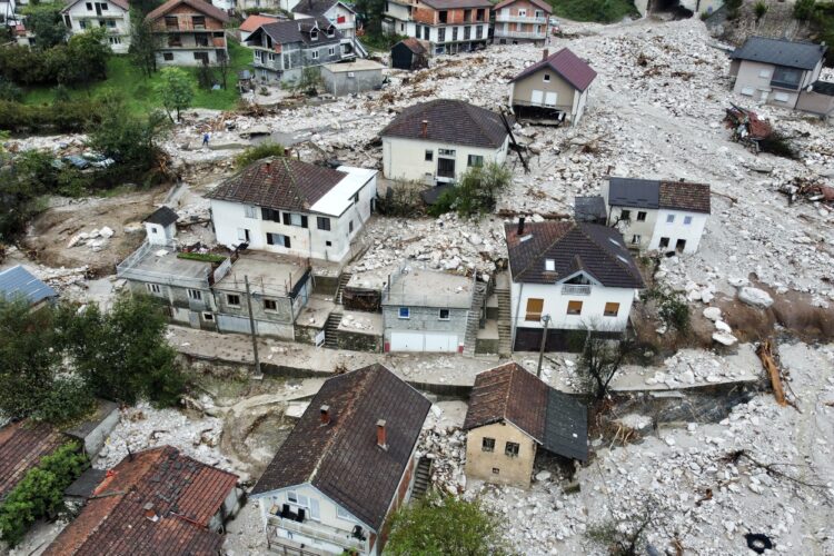 Situacija u Donjoj Jablanici i dalje je teška. Veliki broj kuća oštećen je tijekom poplava i klizišta. Voda se jutros počela povlačiti pa su kuće 