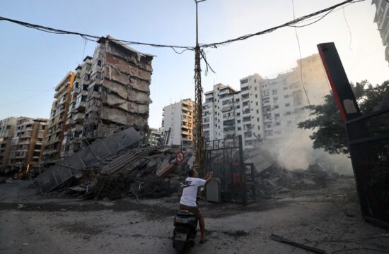 Izrael nastavlja bombardirati Libanon, više od 2.000 ubijenih