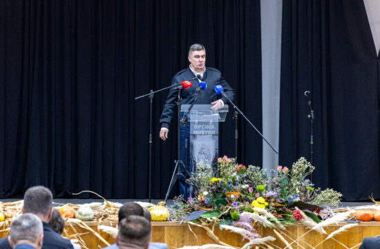 Zoran Milanović drži govor u Nuštru