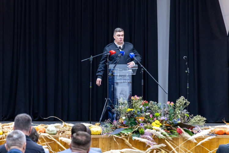 Zoran Milanović drži govor u Nuštru