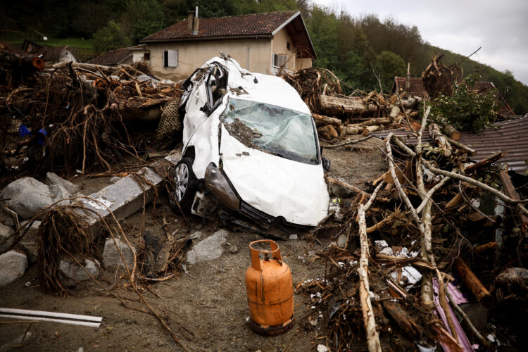 Uništeni automobil nakon poplave u BiH