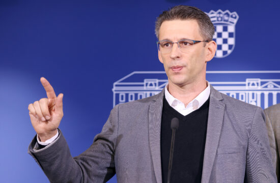 Božo Petrov na konferenciji za medije