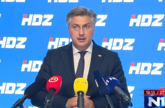 Andrej Plenković drži govor