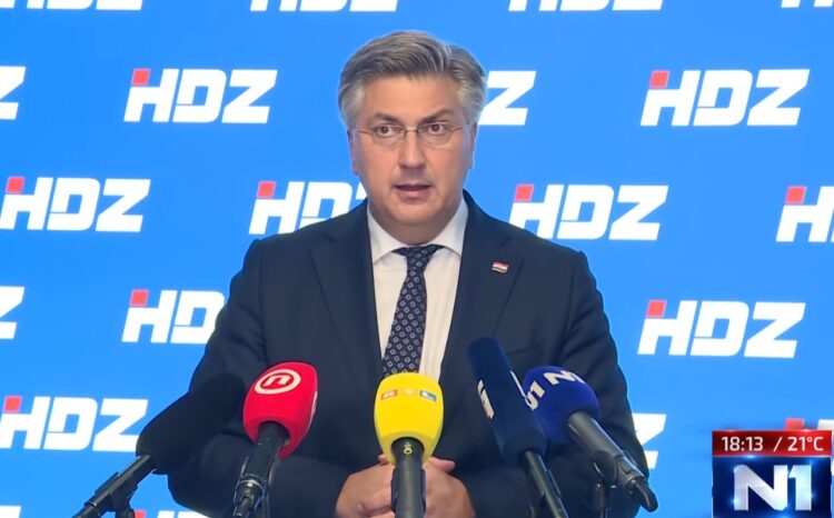 Andrej Plenković drži govor