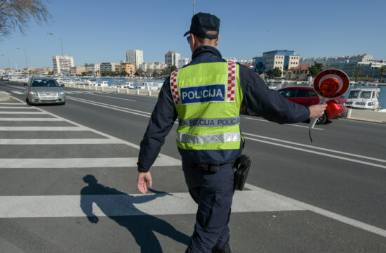 Policajac zaustavlja vozače