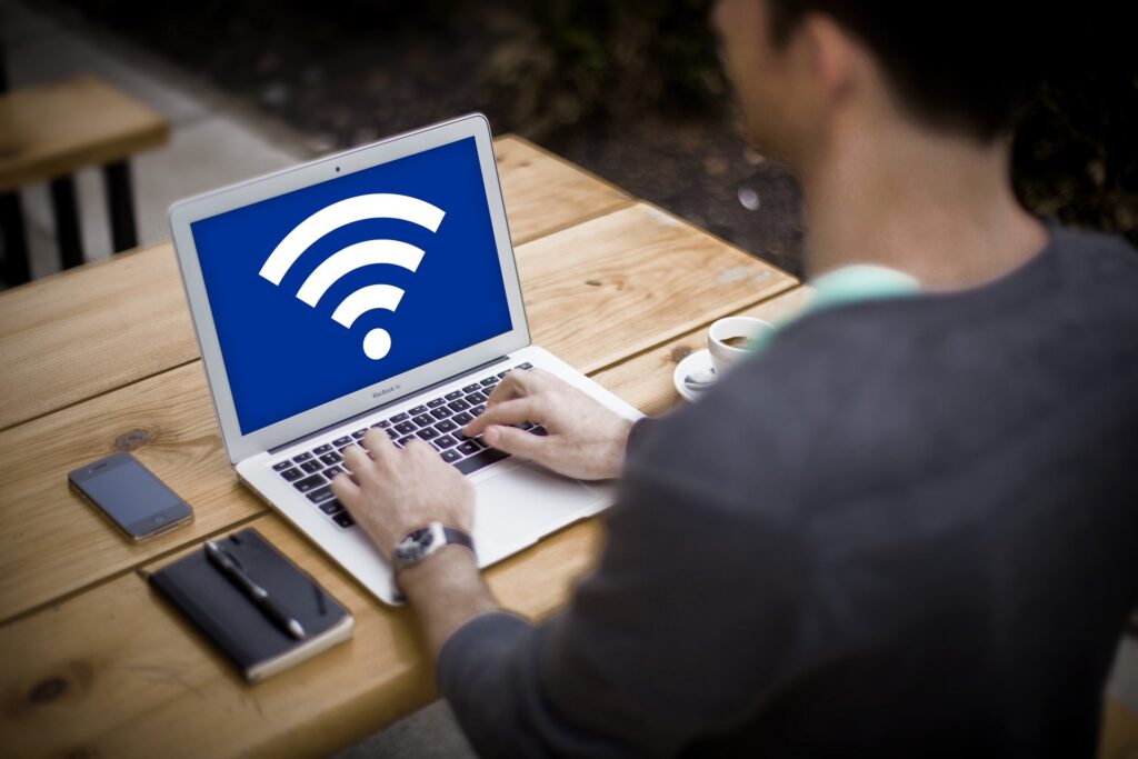 javni wi-fi, laptop, prevara, hakeri