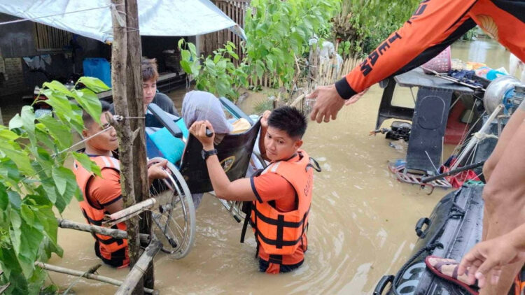 spasioci spašavaju ženu u invalidskim kolicima iz poplave