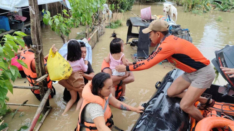 spašavanje djece nakon oluje na filipinima