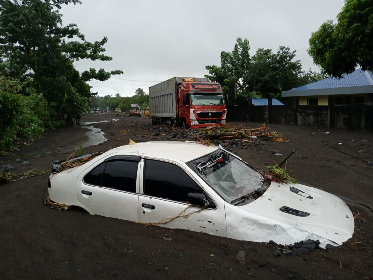 auto zarobljen u blatu nakon oluje na filipinima