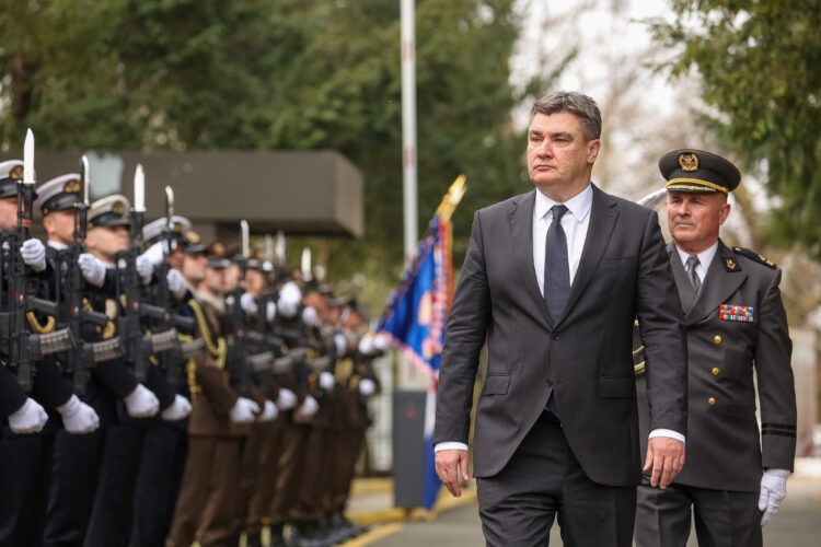 predsjendik RH Zoran Milanović pred postrojenim pripadnicima Počasno-zaštitne bojne