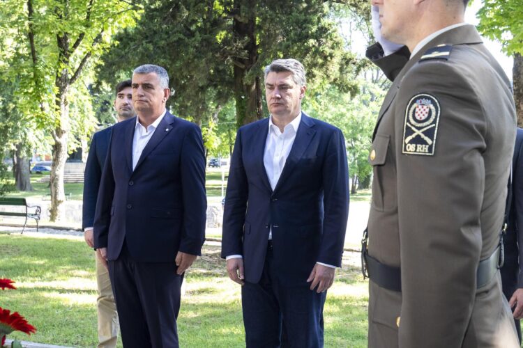 Predsjednik Milanović s Mirom Buljem položio vijenac na spomeniku poginulim hrvatskim braniteljima u Domovinskom ratu.