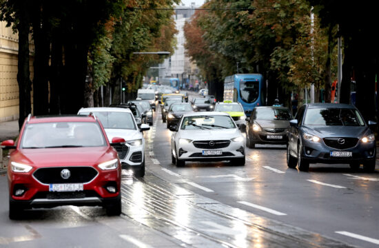 Automobili na cesti