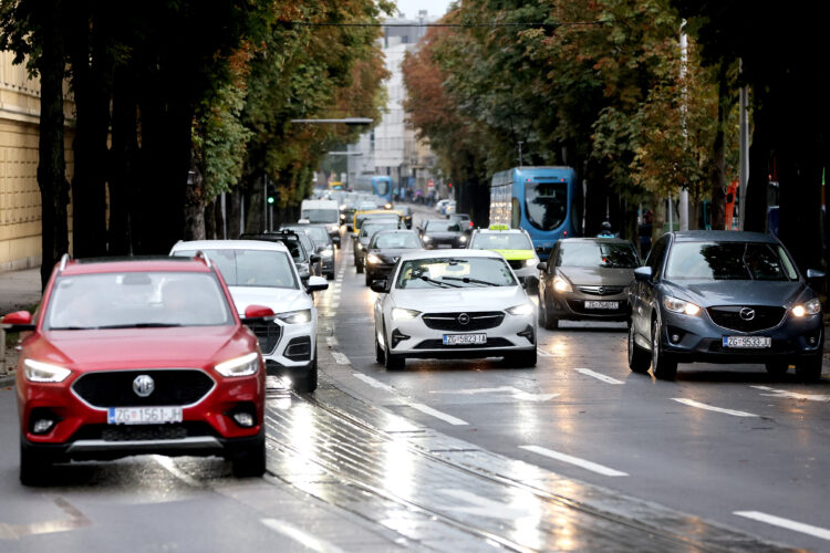 Automobili na cesti