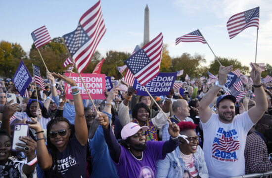 Amerikanci mašu američkom zastavom