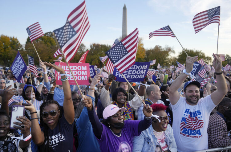 Amerikanci mašu američkom zastavom