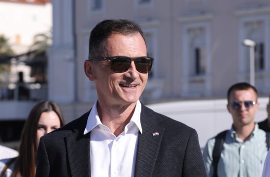 Dragan Primorac nosi sunčane naočale i smješka se kamerama