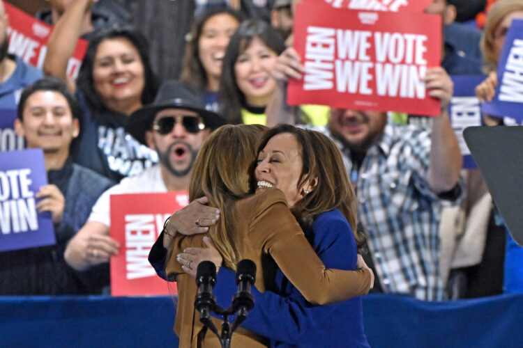 Jennifer Lopez i Kamala Harris se grle