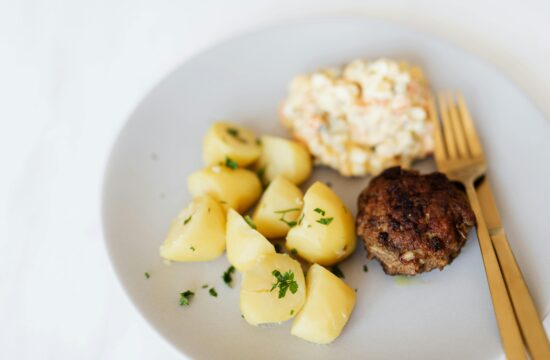 tanjur s malom pljeskavicom, kuhanim krumpirom i francuska salata