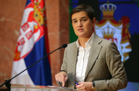 Ana brnabić govori za govornicom, iza nje zastava republike srbije