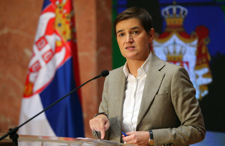 Ana brnabić govori za govornicom, iza nje zastava republike srbije