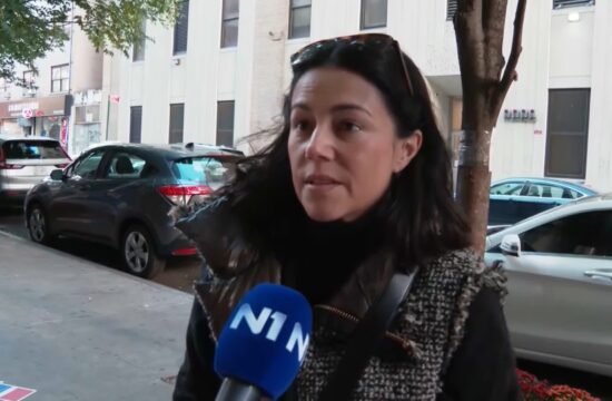 Žena stoji na ulici u SAD-u i razgovara s reporterkom N1.