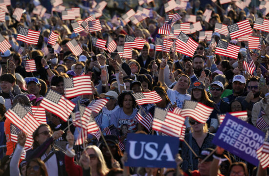 Ljudi mašu američkim zastavama