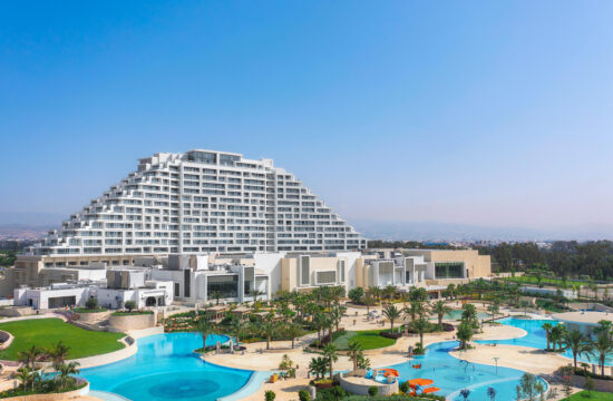 hotel u obliku piramide City of Dreams Mediterranean s vanjskim bazenima