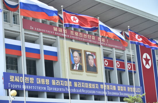 Zastave Rusije i Sjeverne Koreje uz velike postere Kim Jong Una i Vladimira Putina u Pjongjangu