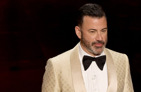 Jimmy Kimmel u bijelom odijelu i velikoj crnoj mašni