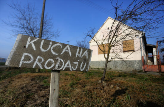 napuštena seoska kuća u Slavoniji s natpisom kuća na prodaju