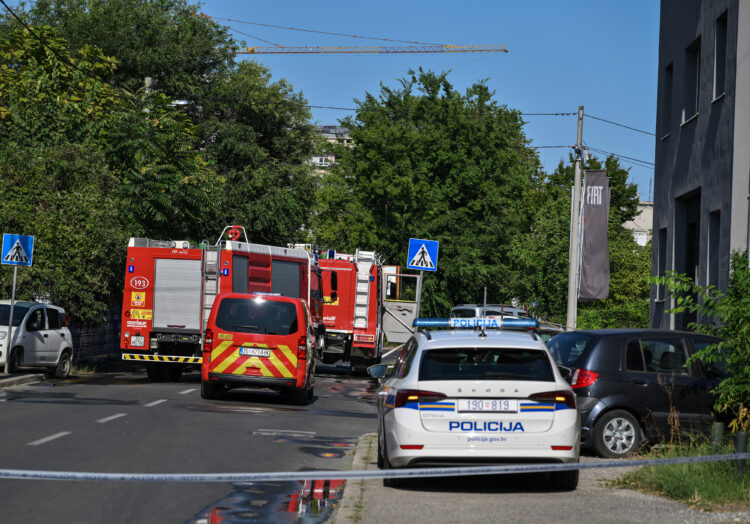 Vatrogasci i policija na terenu