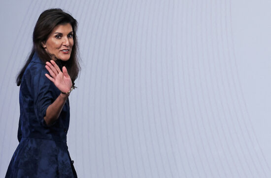 Nikki Haley maše publici prije nego što je održala govor.