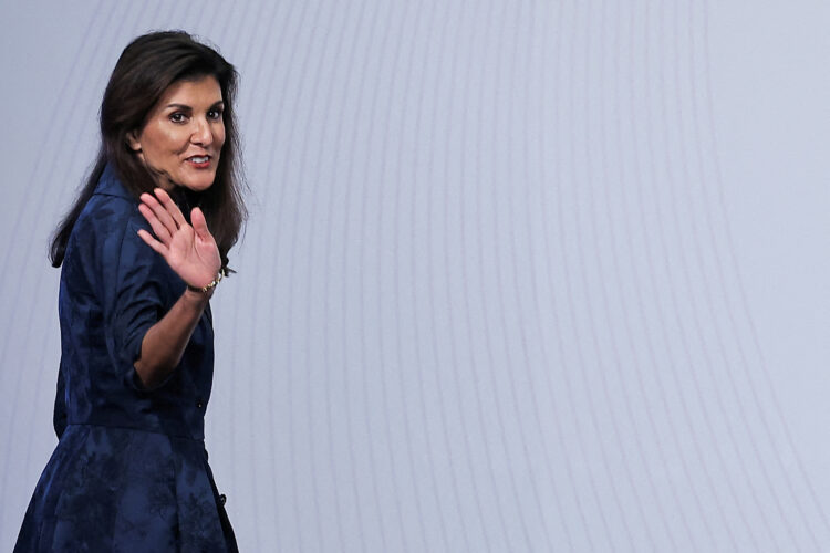 Nikki Haley maše publici prije nego što je održala govor.