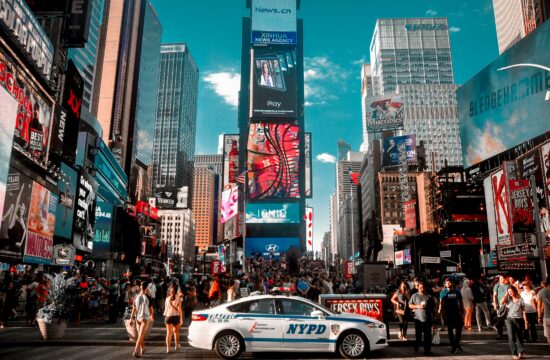 policijski automobil na ulici u new yorku