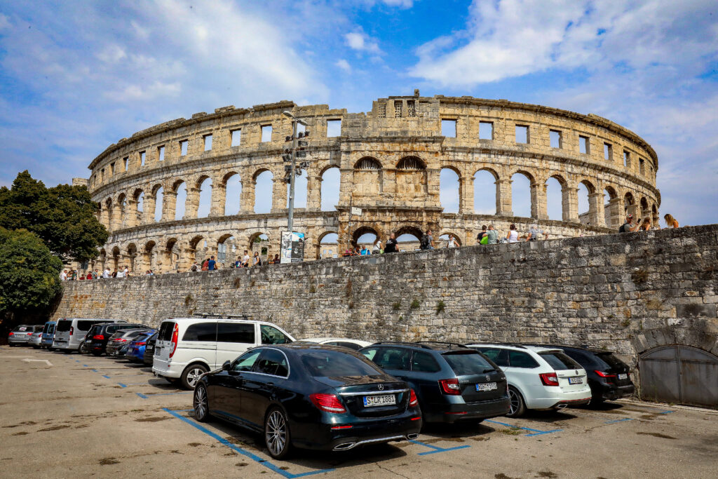 parkiralište pored Arene u Puli puno automobila