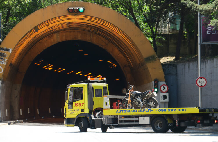 vozilo autokluba ispred ulaza u tunel Marjan