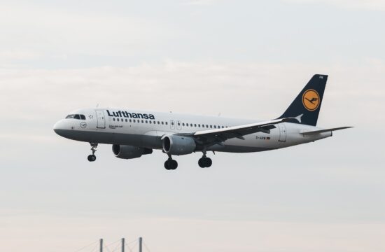 Lufthansin avion poletio s piste.